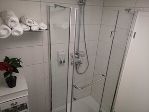 Comfort Condo | Bathroom shower - Hochmoderne Apartments (Nuremberg)