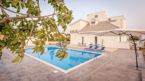 Una piscina al aire libre de temporada