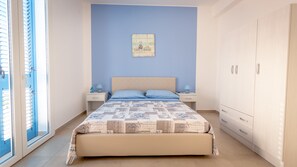 Habitación doble, balcón, vistas a la piscina | Minibar, caja fuerte, escritorio y espacio para trabajar con un portátil