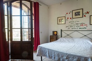 Superior Room, Garden View (Casa Rosa) | In-room safe, free WiFi, bed sheets - Agriturismo Le Tre Pietre (Monteriggioni)