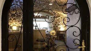 An arched doorway with decorative metalwork and a glass panel. - Marco Polo Business Apartments Sonne - Bremgarten (Bremgarten)