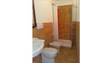 Doppia Standard, bagno in camera (Pistacchio) | Bagno | Doccia, asciugacapelli, bidet, asciugamani