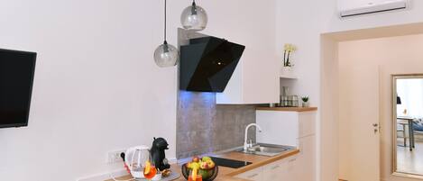 Fridge, microwave, stovetop, dishwasher