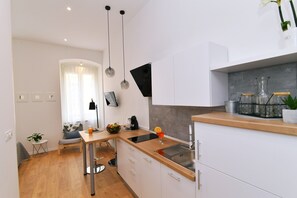 Kylskåp, mikrovågsugn, spishäll och diskmaskin