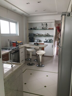 Geladeira, micro-ondas, fogão, cooktop