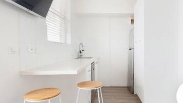 Frigorifero, microonde, forno, piano cottura