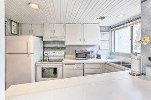 Réfrigérateur, micro-ondes, plaque de cuisson, lave-vaisselle