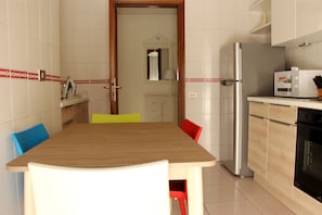 Apartment, 3 Schlafzimmer | Eigene Kochnische | Großer Kühlschrank, Mikrowelle, Herdplatte, Geschirrspüler