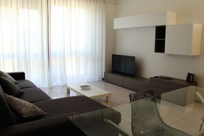 Appartement, 3 chambres | Coin séjour | Télévision à écran plat