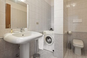 Appartamento, 1 camera da letto | Bagno | Doccia, soffione a pioggia, set di cortesia gratuito, asciugacapelli