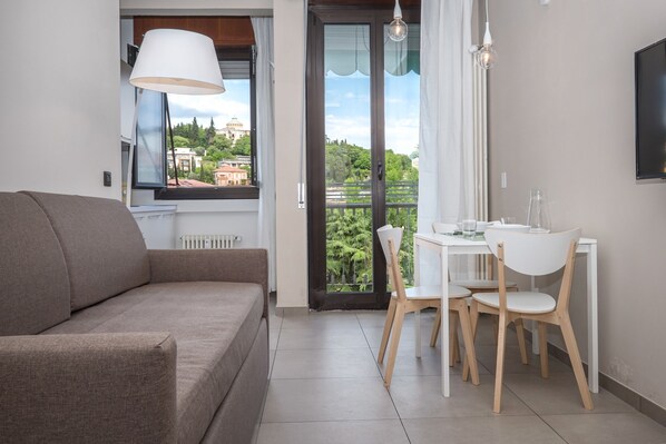 Apartment, 1 Schlafzimmer (Alessia sx) | Wohnbereich | Flachbildfernseher