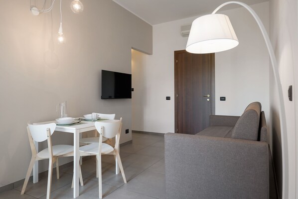 Apartment, 1 Schlafzimmer (Alessia sx) | Wohnbereich | Flachbildfernseher