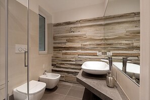 Departamento, 2 habitaciones (Tiziana) | Baño | Regadera, regadera tipo lluvia, amenidades de baño gratuitas 