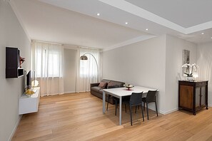 Apartment, 2 Schlafzimmer (Tiziana) | Wohnbereich | Flachbildfernseher