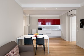 Appartement, 2 chambres (Tiziana) | Coin cuisine privé | Grand réfrigérateur, micro-ondes, plaque de cuisson, grille-pain