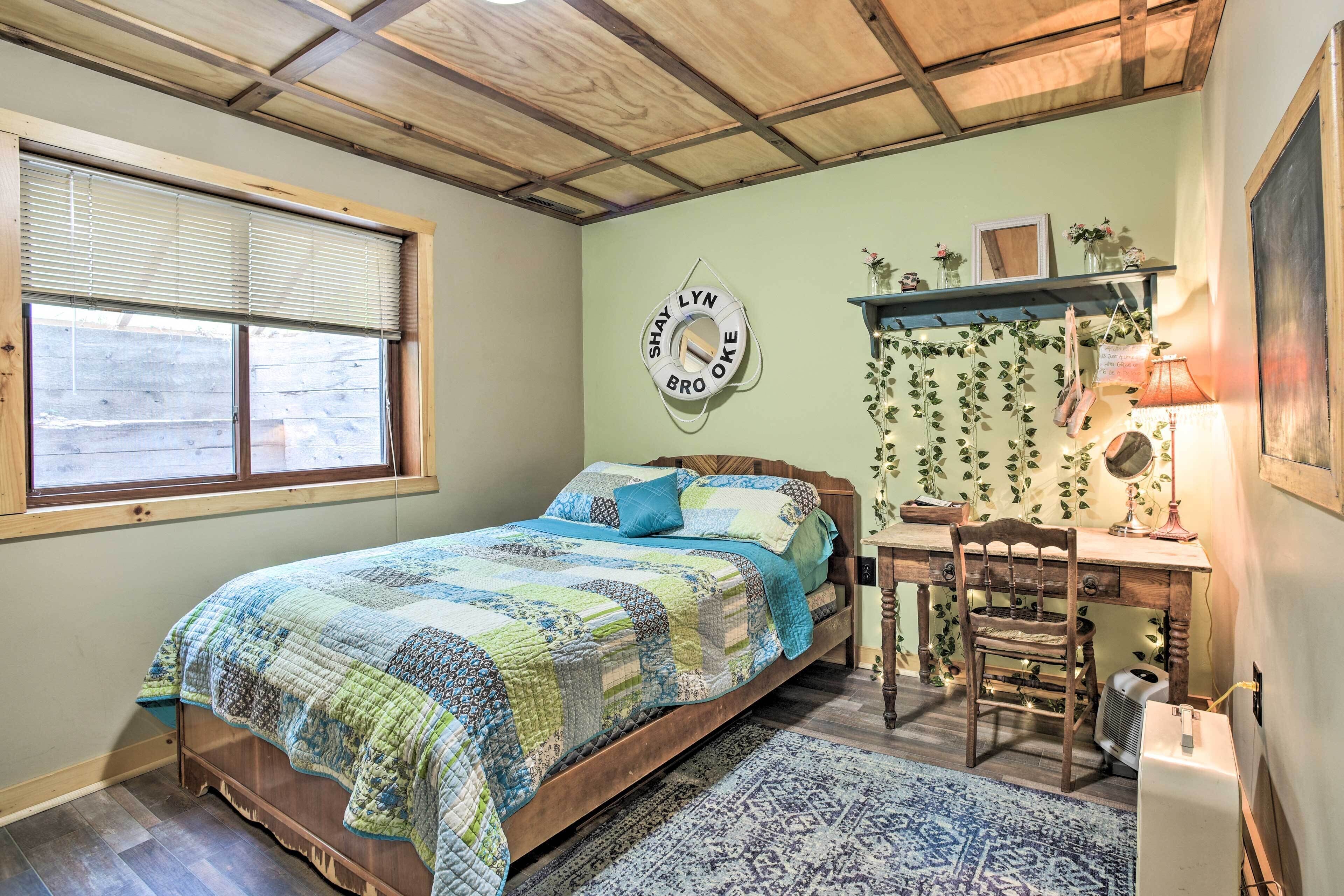 3 bedrooms, laptop workspace, iron/ironing board, internet
