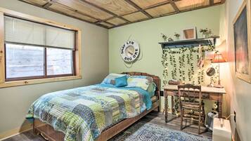 3 bedrooms, laptop workspace, iron/ironing board, internet