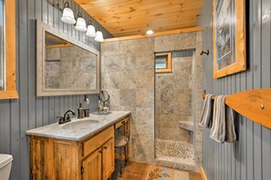 Free toiletries, hair dryer, towels - Adirondack Cabin on Peaceful Lake Near Glenfield! (Glenfield)
