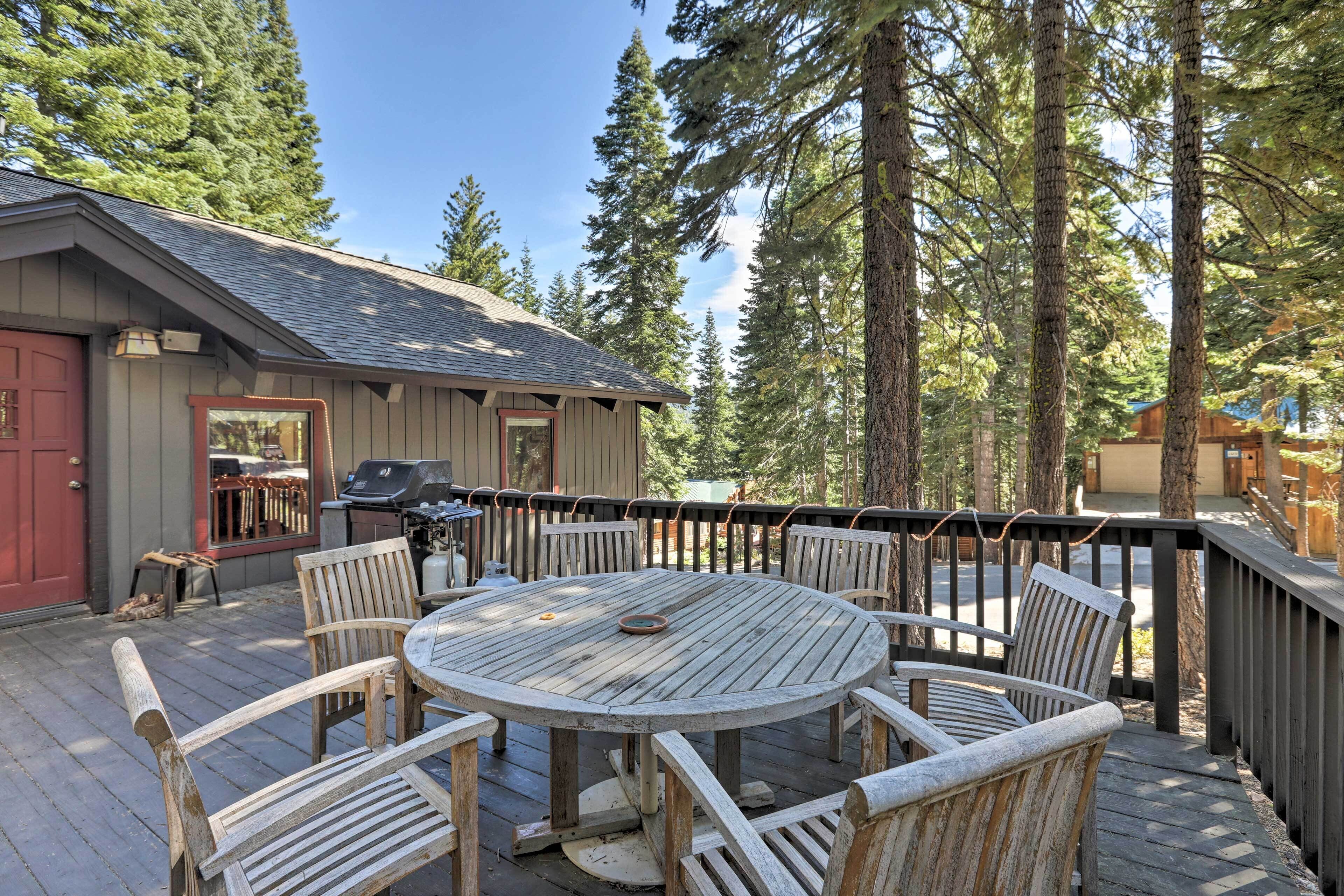 North Lake Tahoe Cabin: 4 Mi to the Beach!