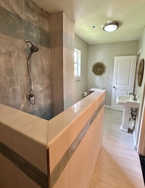 Ensemble douche/baignoire, baignoire à jets, sèche-cheveux