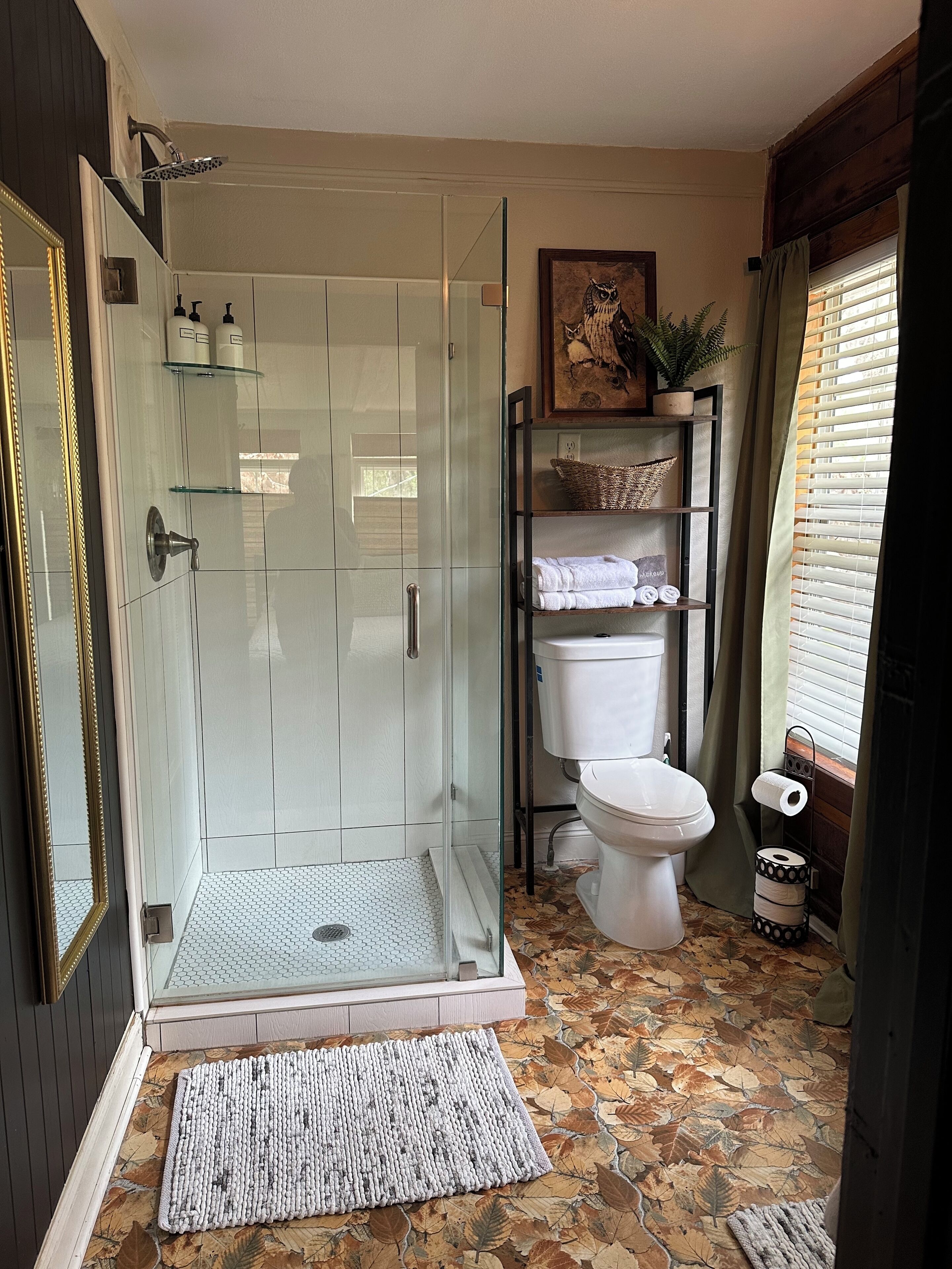 Combined shower/bathtub, jetted bath, hair dryer, towels