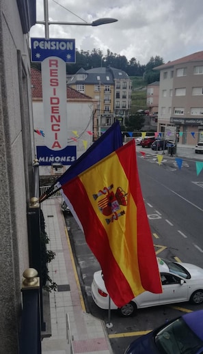 Un edificio con un letrero que dice "PENSION RESIDENCIA MINONES".