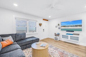 Smart TV, Netflix, streaming services, stereo