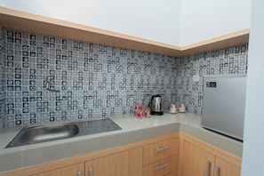 Fridge, coffee/tea maker, electric kettle