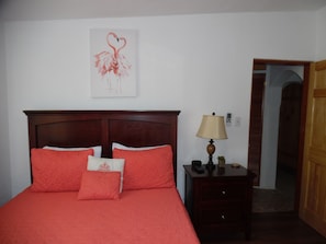 1 chambre, coffre-fort, bureau, fer et planche Ă repasser