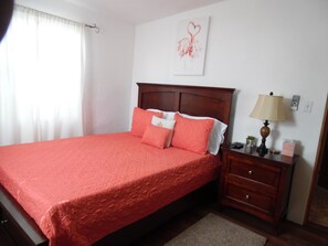 1 slaapkamer, een kluis op de kamer, een bureau