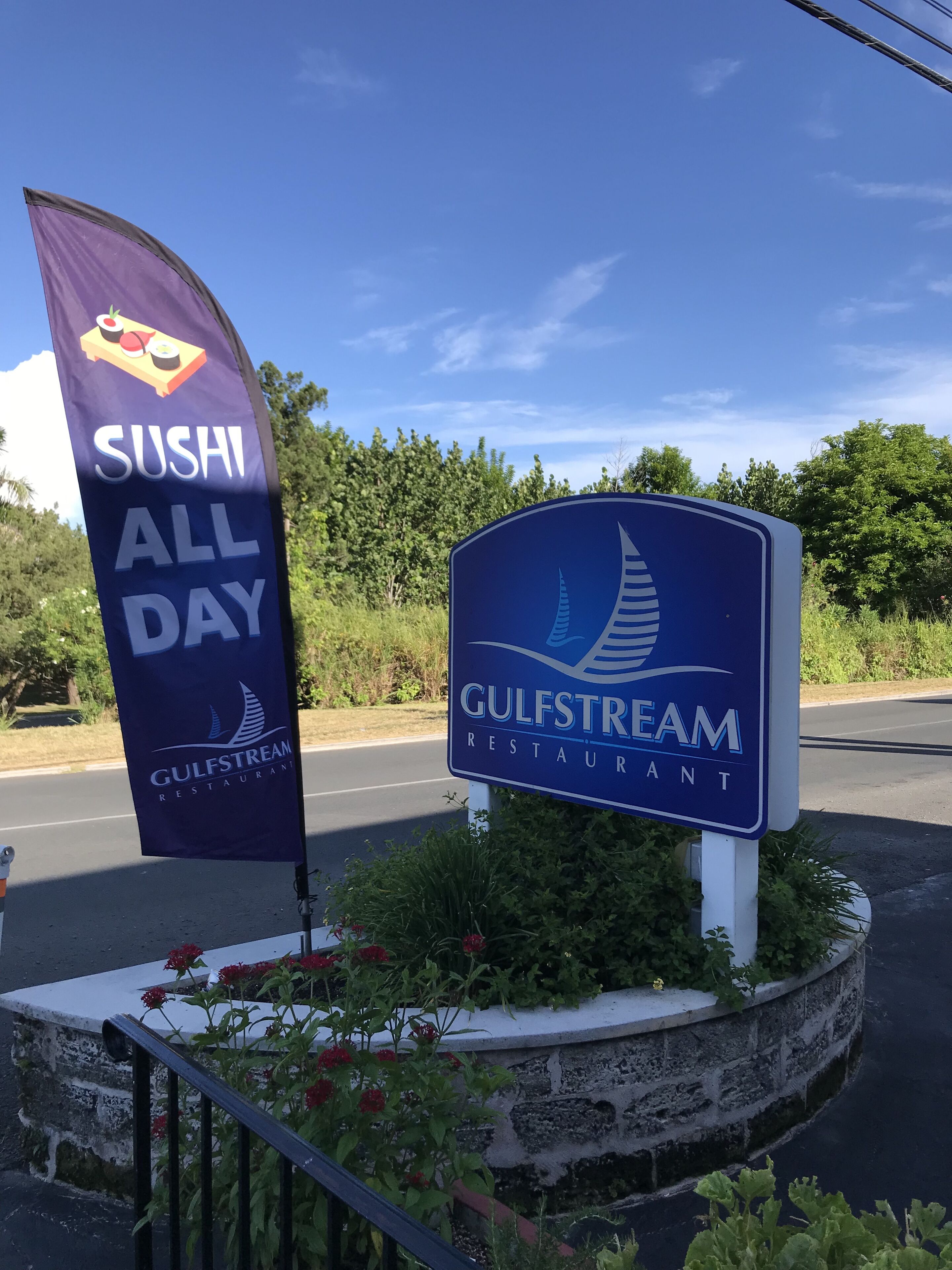Schild für das Gulfstream Restaurant mit einem Banner mit der Aufschrift 'Sushi den ganzen Tag'.