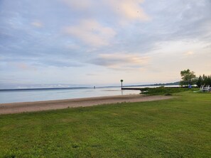 在海滩、沙滩椅、沙滩毛巾