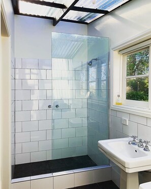 Douche, serviettes fournies, savon, papier toilette