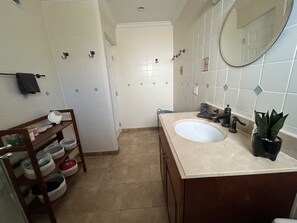Een douche, een haardroger, handdoeken, zeep