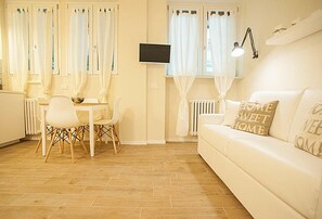 Apartment, 1 Schlafzimmer | Wohnbereich | Flachbildfernseher