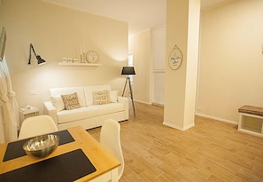Apartment, 1 Schlafzimmer | Wohnbereich | Flachbildfernseher