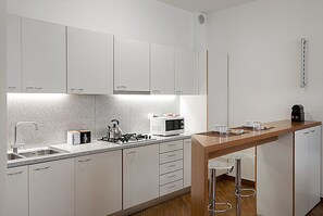 Departamento, 1 habitación | Cocineta privada | Refrigerador con congelador, microondas y parrilla de estufa 