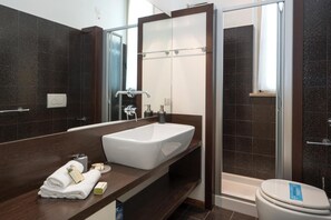 Shower, rainfall showerhead, free toiletries, hair dryer - Flats4Rent Casa Sailù (Verona)
