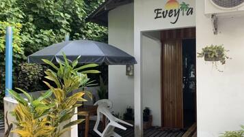 Vista frontal de la propiedad