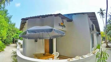 Vista frontal de la propiedad
