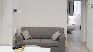 Apartamento, 2 quartos | Área de estar | TV de tela plana