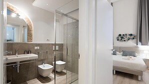 Apartamento, 2 quartos | Banheiro | Chuveiro, chuveiro com efeito de chuva, produtos de toalete grátis 