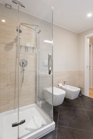 Apartment, 2 Bedrooms | Bathroom | Shower, rainfall showerhead, free toiletries, hair dryer - Flats4Rent Federica (Verona)