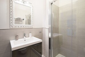 Studio | Badrum | Dusch, regndusch, gratis toalettartiklar och hårtork