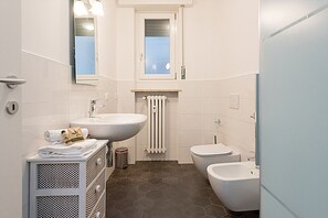 Apartamento, 1 quarto | Banheiro | Chuveiro, chuveiro com efeito de chuva, produtos de toalete grátis 