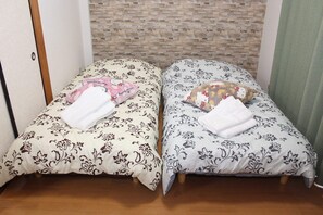 2 habitaciones, tabla de planchar con plancha, cuna de viaje y wifi