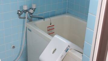 Ensemble douche/baignoire, sèche-cheveux, serviettes fournies, savon