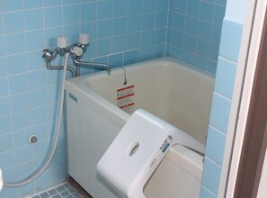 Badkar/dusch, hårtork, handdukar och tvål
