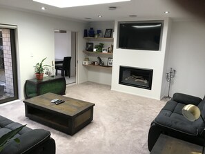 Televisie en een open haard