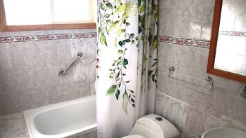 Business Triple Room | Bathroom | Shower, hair dryer, towels